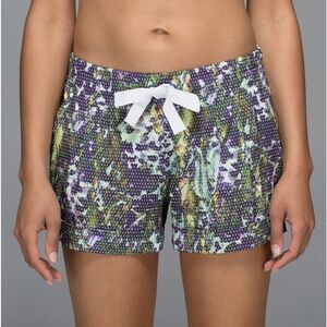 Lululemon Spring Break Away Short in Floral Sport White Multi